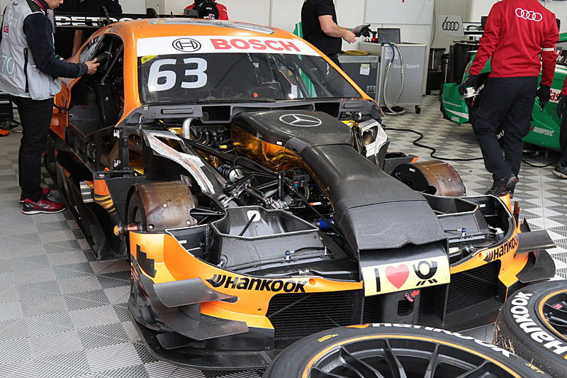 DTMマシンはパドックの仮設テントで整備を行なっているので、パドックパスがあれば目の前でマシンを見ることもできる