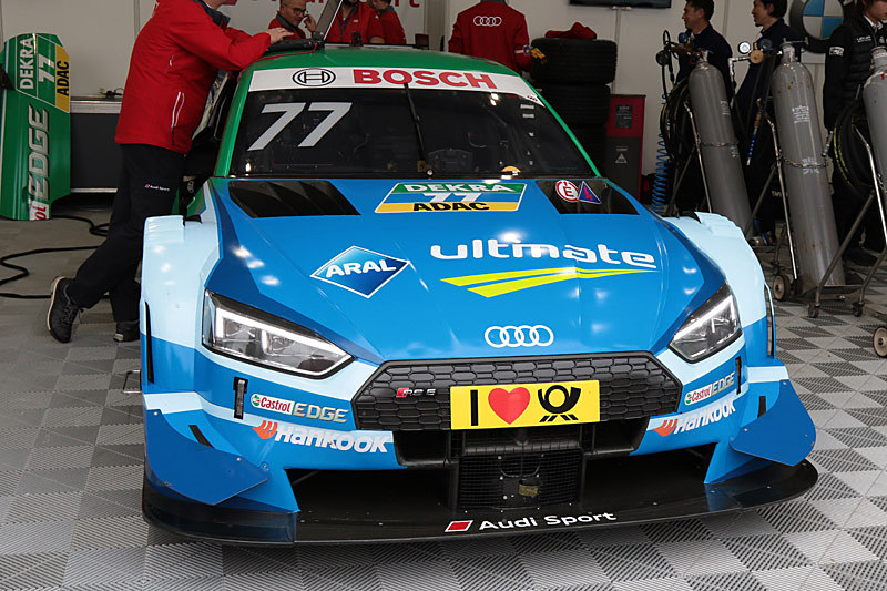 DTMマシンはパドックの仮設テントで整備を行なっているので、パドックパスがあれば目の前でマシンを見ることもできる