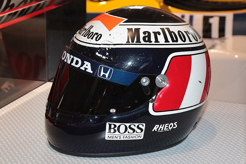 マシンのすぐ脇にはヘルメットも展示されている