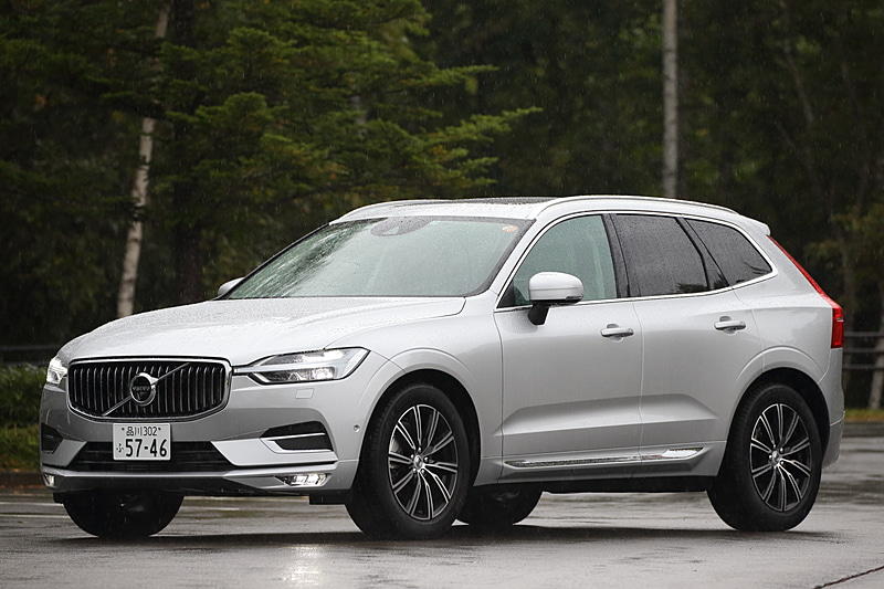 試乗車のXC60 T5 AWD インスクリプション。ボディサイズは4690×1900×1660mm（全長×全幅×全高）、ホイールベースは2865mm。電子制御エアサスペンションをオプション装着（30万円高）しており車両重量は1860kg。ボディカラーはブライトシルバーメタリック