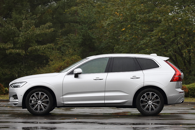 フロントタイヤの中心点からAピラーの付け根までの距離を長くして高級感を演出。タイヤサイズは235/55 R19