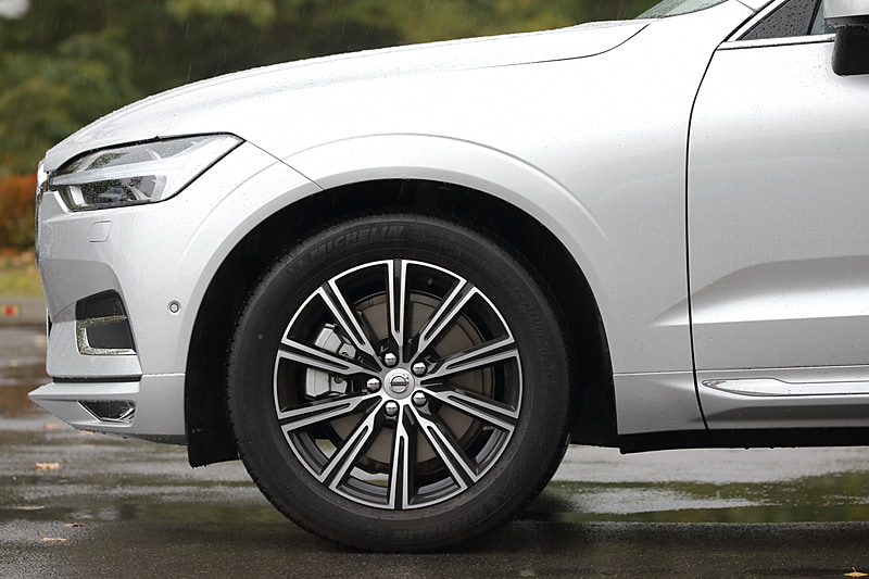 フロントタイヤの中心点からAピラーの付け根までの距離を長くして高級感を演出。タイヤサイズは235/55 R19