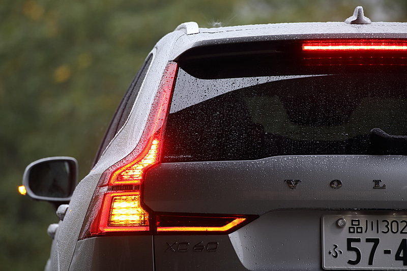 リアコンビネーションランプもフルLEDタイプ。外周をライン発光するLEDで強調して伝統あるスタイルをアピール