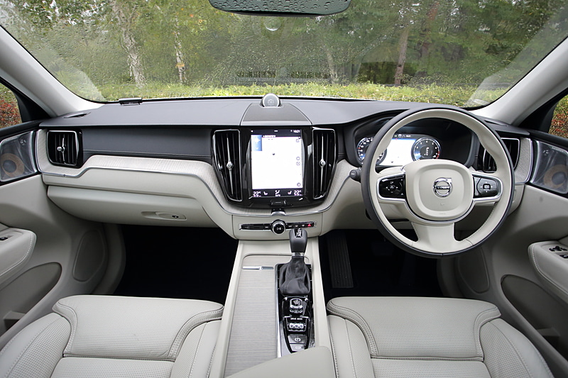 大きく曲線を描きながらインパネ下側の左右をウッドパネルで連続させるユニークなデザインを採用。白いウッドパネルはスカンジナビアの海岸線に打ち上げられ、自然の時間経過のなかで色を失った「ドリフトウッド（＝流木）」をイメージしたもの