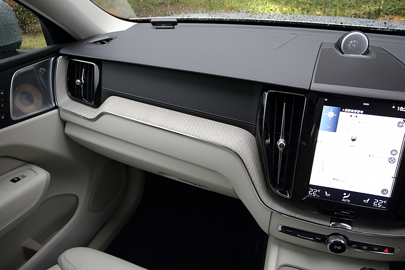 大きく曲線を描きながらインパネ下側の左右をウッドパネルで連続させるユニークなデザインを採用。白いウッドパネルはスカンジナビアの海岸線に打ち上げられ、自然の時間経過のなかで色を失った「ドリフトウッド（＝流木）」をイメージしたもの