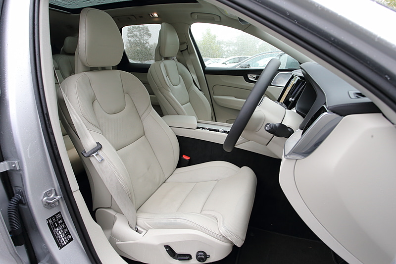 インスクリプションはパーフォレーテッド・ファインナッパレザーのシートを標準装備。シートカラーは写真のブロンドのほか、チャコール、マルーンブラウン、アンバーと多彩に用意する