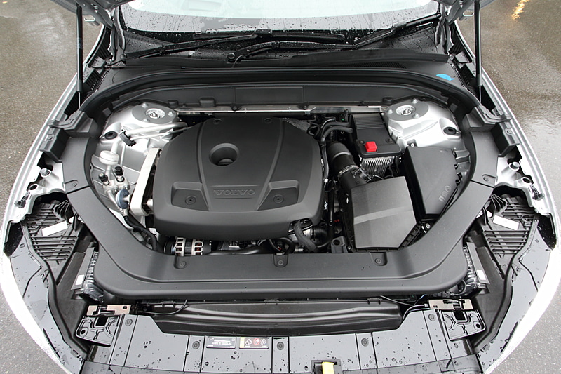 「B420」型の直列4気筒DOHC 2.0リッター直噴ターボエンジンは、最高出力187kW（254PS）/5500rpm、最大トルク350Nm（35.7kgm）/1500-4800rpmを発生。トランスミッションは全車8速AT