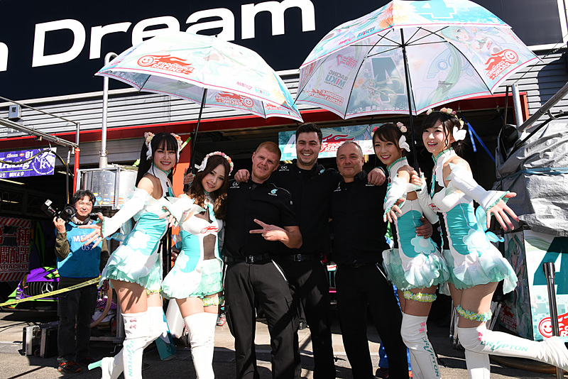 4号車 グッドスマイル 初音ミク AMGは、メルセデス・ベンツの車両を用いる。そのため、最終戦もてぎに訪れたMercedes-AMG DTM Team HWAのスタッフが、記念写真を撮りに訪れていた