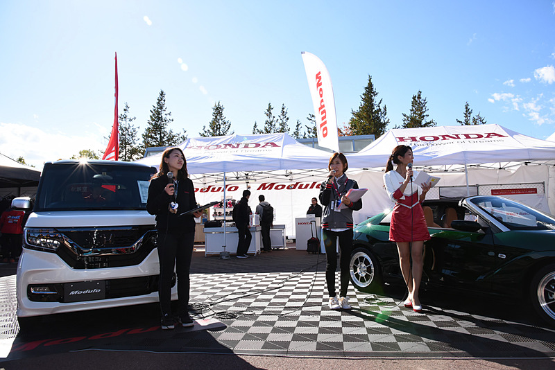 ホンダアクセスは、人気爆発中の新型軽自動車「N-BOX/N-BOXカスタム」用の純正カスタマイズ用品Modulo（モデューロ）の説明イベントを実施。ここではレースクィーンらとの距離が近いのがポイント