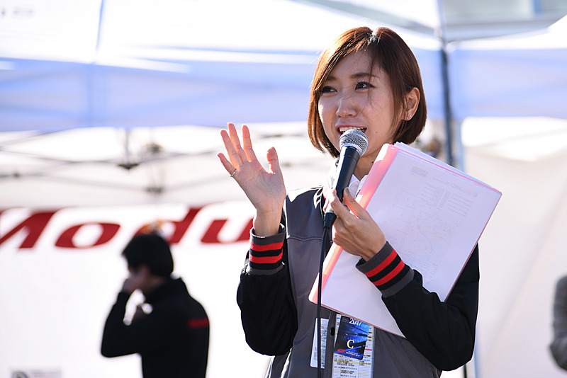 ホンダアクセスは、人気爆発中の新型軽自動車「N-BOX/N-BOXカスタム」用の純正カスタマイズ用品Modulo（モデューロ）の説明イベントを実施。ここではレースクィーンらとの距離が近いのがポイント