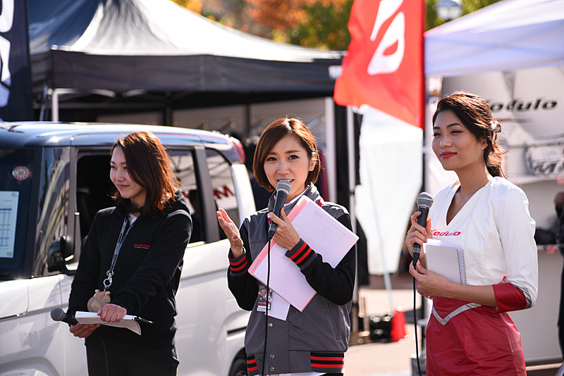 ホンダアクセスは、人気爆発中の新型軽自動車「N-BOX/N-BOXカスタム」用の純正カスタマイズ用品Modulo（モデューロ）の説明イベントを実施。ここではレースクィーンらとの距離が近いのがポイント