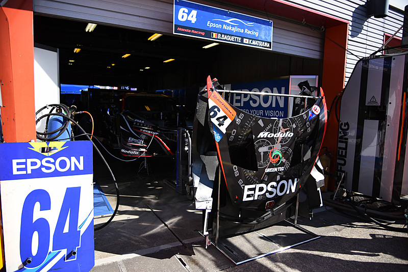 64号車 Epson Modulo NSX-GT（ベルトラン・バゲット/松浦孝亮組）は、最終戦を特別なカラーで参戦。エプソンのアナログウォッチ「TRUME」をプロモーション
