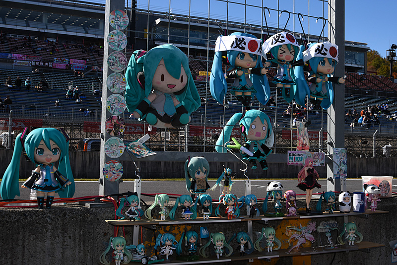 初音ミクのグッズに気持ちを込めてピット前に飾る“ミクの祭壇”。必勝の思いが強く込められていた
