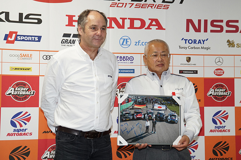 ベルガー氏からDTMのホッケンハイム戦でのデモ走行の写真が坂東代表に贈られた