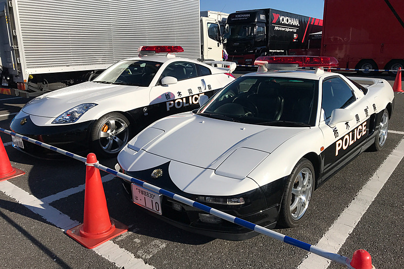 栃木県警のNSXパトカー（手前）とZパトカー（奥）