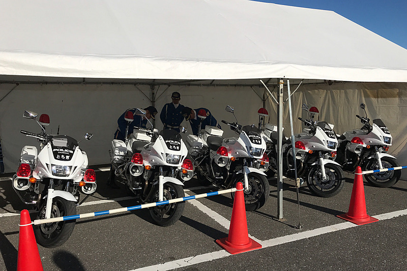 白バイもパレードラップに備え準備中