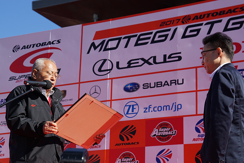 GTアソシエイションの代表取締役の坂東正明氏からオーテックジャパン 常務執行役員の村井啓一氏に感謝状が贈られた