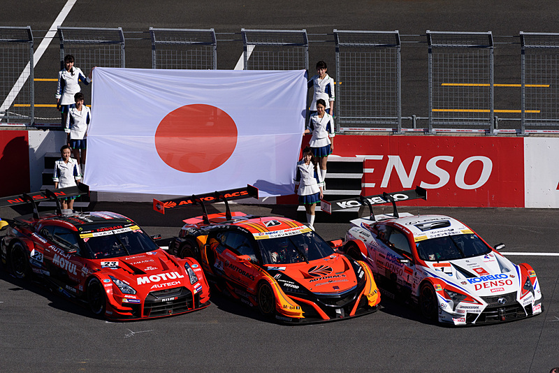 F-2B戦闘機飛来直前には、メインストレートでSUPER GTとDTMの記念写真を撮影中だった