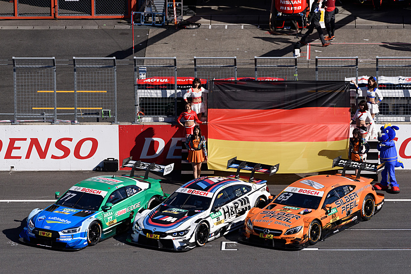 F-2B戦闘機飛来直前には、メインストレートでSUPER GTとDTMの記念写真を撮影中だった