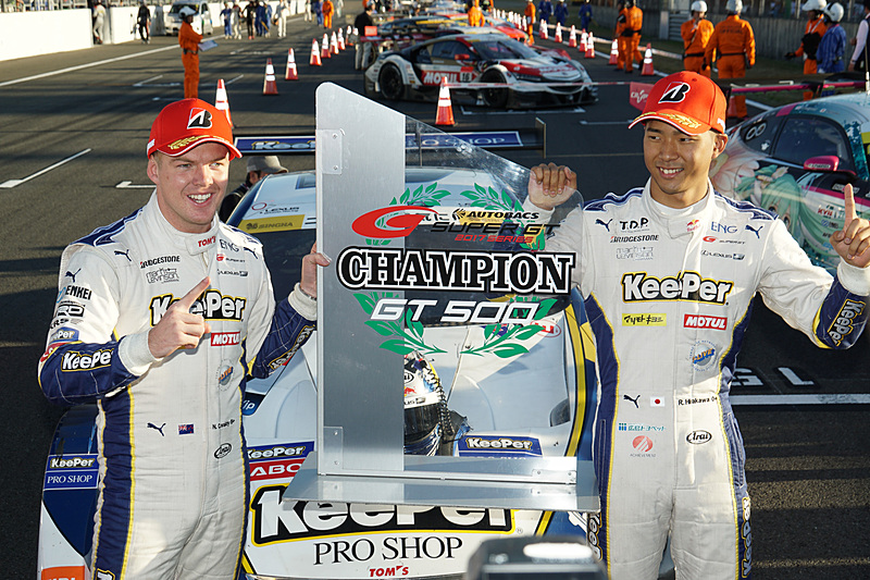 平川亮選手（左）とニック・キャシディ選手（右）