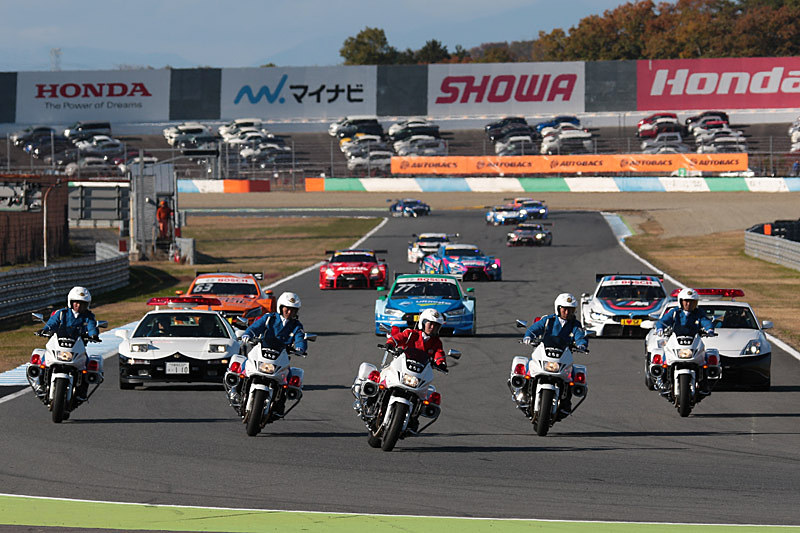 栃木県警の白バイ隊とNSXパトカー、フェアレディZパトカーによる先導でパレードラップが始まった