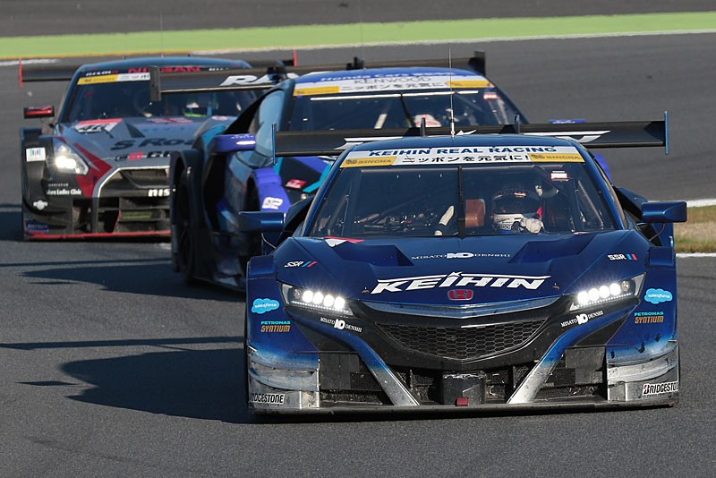 17号車 KEIHIN NSX-GT（塚越広大/小暮卓史組、BS）と100号車 RAYBRIG NSX-GT（山本尚貴/伊沢拓也組、BS）による4位争い