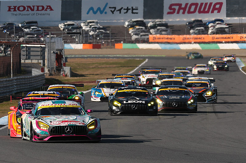 GT300は4号車 グッドスマイル 初音ミク AMG（谷口信輝/片岡龍也組、YH）がポールでスタート