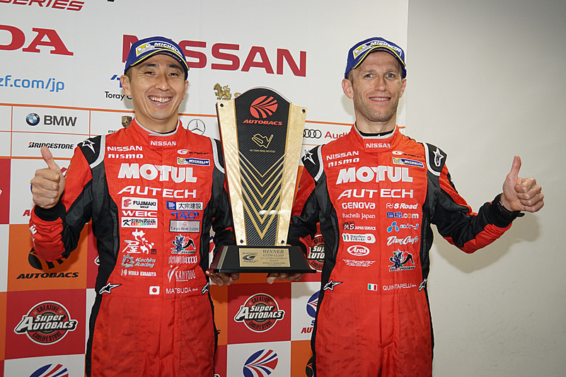 最終戦のGT500クラスで優勝した23号車 MOTUL AUTECH GT-R（松田次生/ロニー・クインタレッリ組）