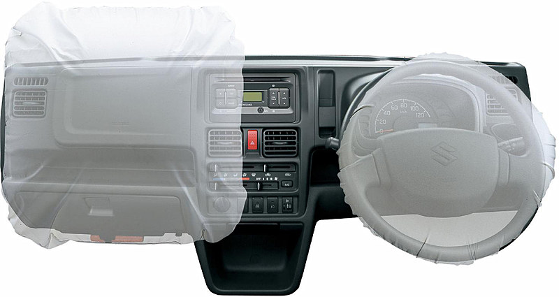 KXのインパネ。運転席・助手席SRSエアバッグが標準装備された