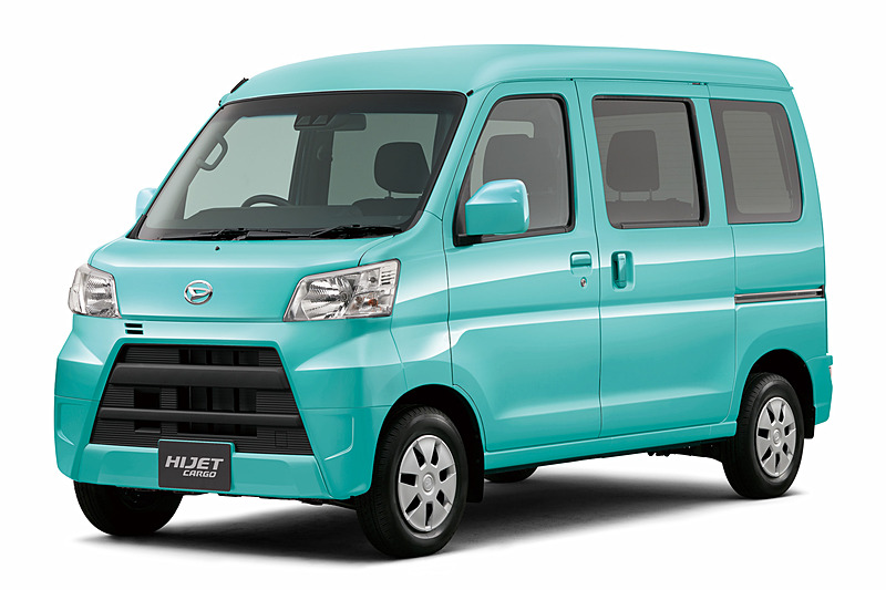 商用車ながら「ファインミントメタリック」（中央）や「ライトローズマイカメタリック」（右）など鮮やかなボディカラーもグレード別に選択可能