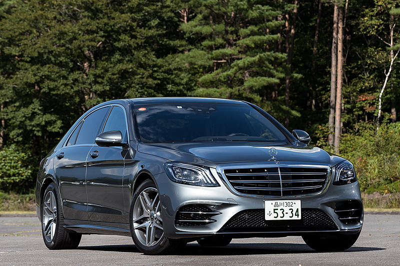 今回試乗したのは「S 560 4MATIC ロング」「S 400」の2台。写真のS 560 4MATIC ロングのボディサイズは5255×1900×1495mm(全長×全幅×全高)、ホイールベースは3165mm。搭載するV型8気筒DOHC 4.0リッター直噴ツインターボエンジンは最高出力345kW(469PS)/5250-5500rpm、最大トルク700Nm(71.4kgm)/2000-4000rpmを発生。JC08モード燃費は9.0km/L。ステアリング位置は左のみの設定で、価格は1681万円