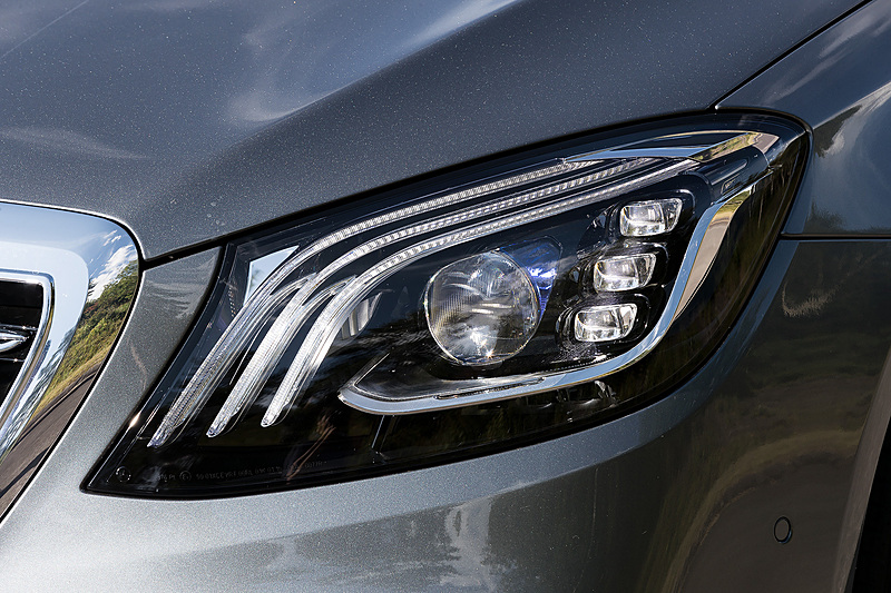 新型Sクラスのエクステリアでは、フロントマスクに3本の光ファイバーを用いた新型ヘッドライトを採用するとともに、全車のフロントグリルをツインルーバー化。新型ヘッドライトはセグメント最長の照射距離を持つという「マルチビームLED（ウルトラハイビーム付）」をメルセデス・ベンツモデルとして初採用した。LEDリアコンビネーションランプには“満天の星空の輝き”をイメージした「クリスタルルック」を採用