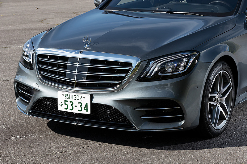 新型Sクラスのエクステリアでは、フロントマスクに3本の光ファイバーを用いた新型ヘッドライトを採用するとともに、全車のフロントグリルをツインルーバー化。新型ヘッドライトはセグメント最長の照射距離を持つという「マルチビームLED（ウルトラハイビーム付）」をメルセデス・ベンツモデルとして初採用した。LEDリアコンビネーションランプには“満天の星空の輝き”をイメージした「クリスタルルック」を採用