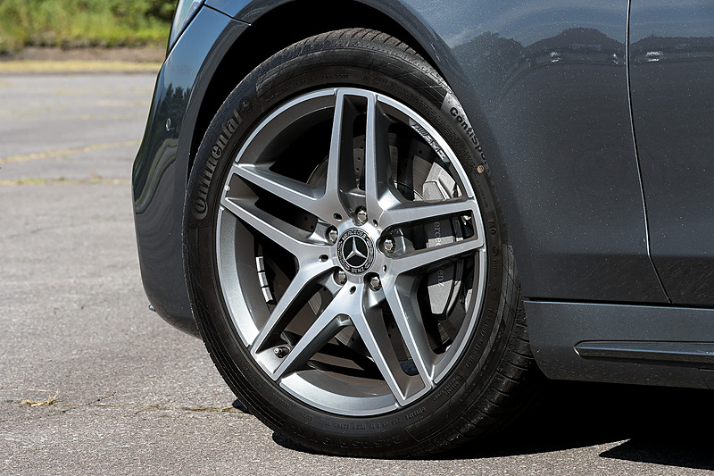 新型Sクラスでは先進運転支援システムで備える「アクティブディスタンスアシスト・ディストロニック」に「自動再発進機能」を新設定したほか、ステアリング操作を補助する「アクティブステアリングアシスト」機能を強化。さらに高速道路上での車線変更をアシストする「アクティブレーンチェンジングアシスト」などを採用した