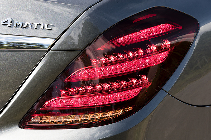 新型Sクラスのエクステリアでは、フロントマスクに3本の光ファイバーを用いた新型ヘッドライトを採用するとともに、全車のフロントグリルをツインルーバー化。新型ヘッドライトはセグメント最長の照射距離を持つという「マルチビームLED（ウルトラハイビーム付）」をメルセデス・ベンツモデルとして初採用した。LEDリアコンビネーションランプには“満天の星空の輝き”をイメージした「クリスタルルック」を採用