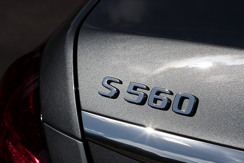 新型Sクラスでは先進運転支援システムで備える「アクティブディスタンスアシスト・ディストロニック」に「自動再発進機能」を新設定したほか、ステアリング操作を補助する「アクティブステアリングアシスト」機能を強化。さらに高速道路上での車線変更をアシストする「アクティブレーンチェンジングアシスト」などを採用した