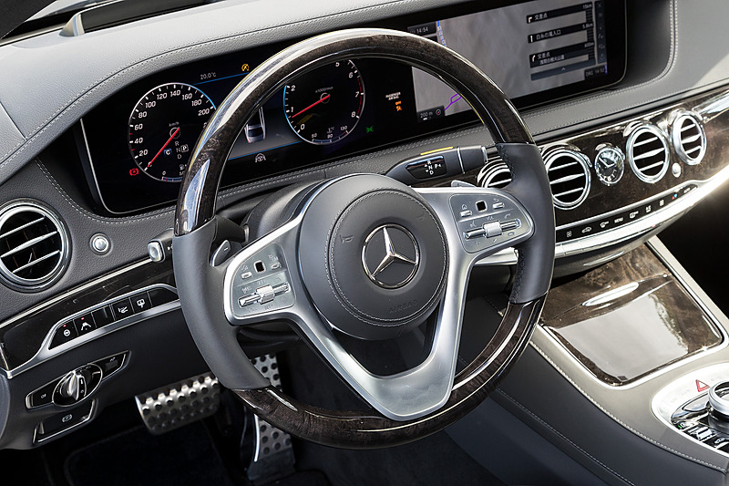 S 560 4MATIC ロングのインテリア。新型Sクラスでは2個の高精細12.3インチワイドディスプレイを並べた「コックピットディスプレイ」を採用するとともに、ステアリングスポークにはタッチセンサー機能を内蔵するボタンを配置して、インフォテイメント系の各機能を簡単に操作できるようにした