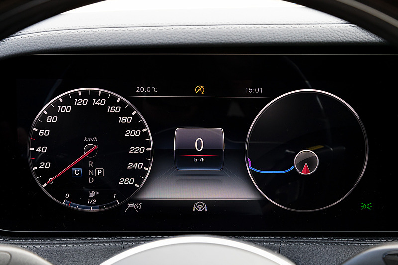 ドライバーの正面に配置されるディスプレイの表示例