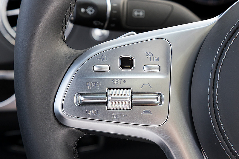 S 560 4MATIC ロングのインテリア。新型Sクラスでは2個の高精細12.3インチワイドディスプレイを並べた「コックピットディスプレイ」を採用するとともに、ステアリングスポークにはタッチセンサー機能を内蔵するボタンを配置して、インフォテイメント系の各機能を簡単に操作できるようにした