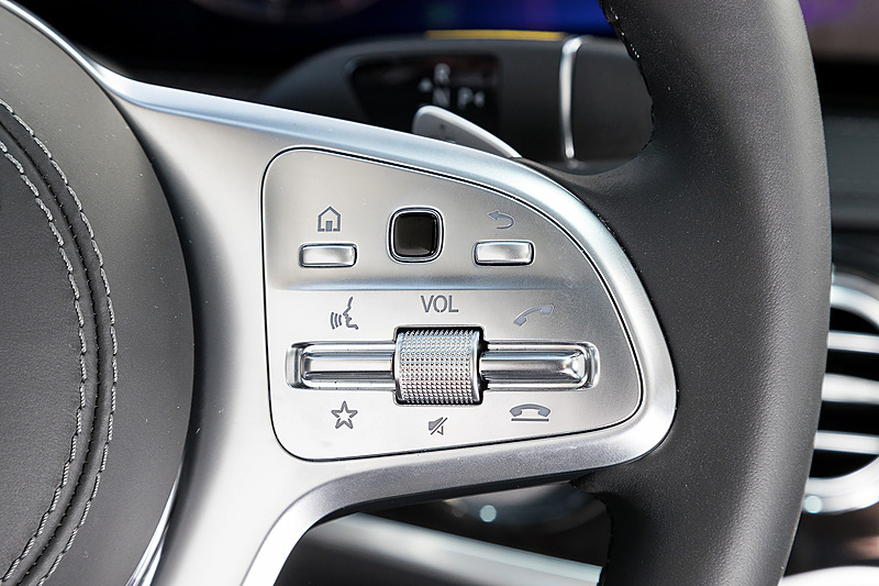 S 560 4MATIC ロングのインテリア。新型Sクラスでは2個の高精細12.3インチワイドディスプレイを並べた「コックピットディスプレイ」を採用するとともに、ステアリングスポークにはタッチセンサー機能を内蔵するボタンを配置して、インフォテイメント系の各機能を簡単に操作できるようにした