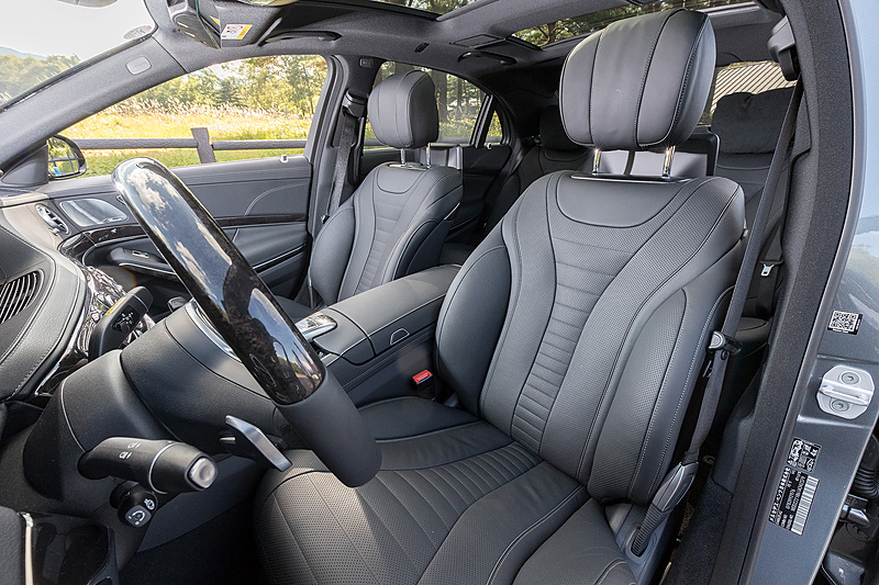 S 560 4MATIC ロングのインテリア。新型Sクラスでは2個の高精細12.3インチワイドディスプレイを並べた「コックピットディスプレイ」を採用するとともに、ステアリングスポークにはタッチセンサー機能を内蔵するボタンを配置して、インフォテイメント系の各機能を簡単に操作できるようにした