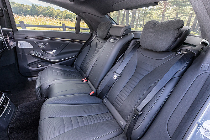 S 560 4MATIC ロングのインテリア。新型Sクラスでは2個の高精細12.3インチワイドディスプレイを並べた「コックピットディスプレイ」を採用するとともに、ステアリングスポークにはタッチセンサー機能を内蔵するボタンを配置して、インフォテイメント系の各機能を簡単に操作できるようにした