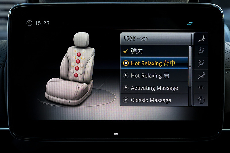 インストルメントパネル中央にレイアウトされるディスプレイの表示例。ドライブモードやカーナビ画面、マッサージ機能といった各種機能の設定が行なえる