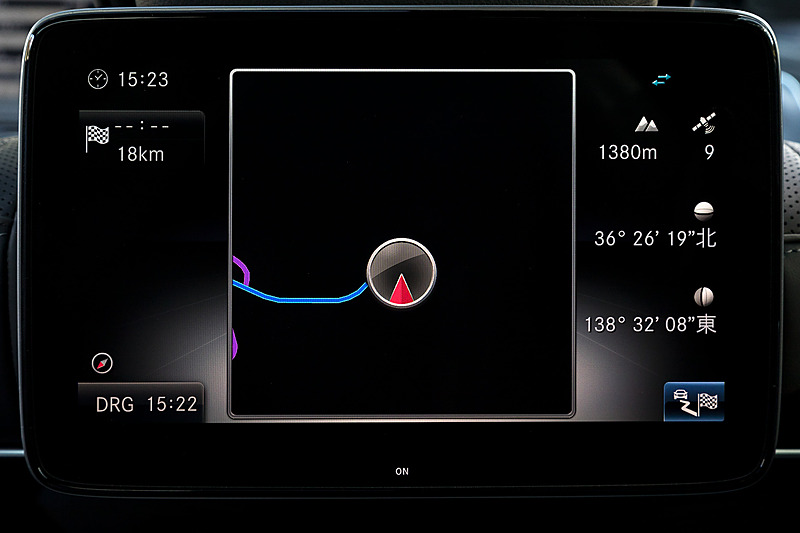 インストルメントパネル中央にレイアウトされるディスプレイの表示例。ドライブモードやカーナビ画面、マッサージ機能といった各種機能の設定が行なえる