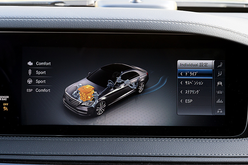 インストルメントパネル中央にレイアウトされるディスプレイの表示例。ドライブモードやカーナビ画面、マッサージ機能といった各種機能の設定が行なえる