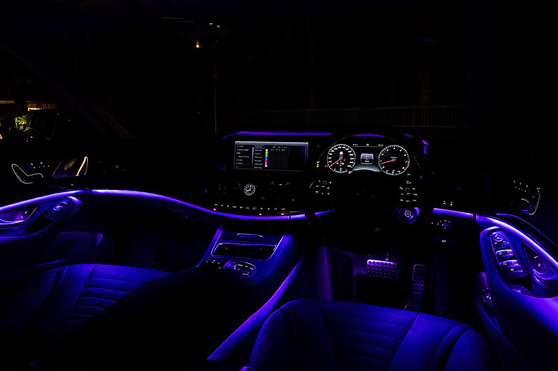 S 400のインテリア。新型Sクラスではインストルメントパネル、ダッシュボード下部から前席、後席のドアトリムとセンターコンソールにかけて間接照明が備わり、その色を64色から選択できる