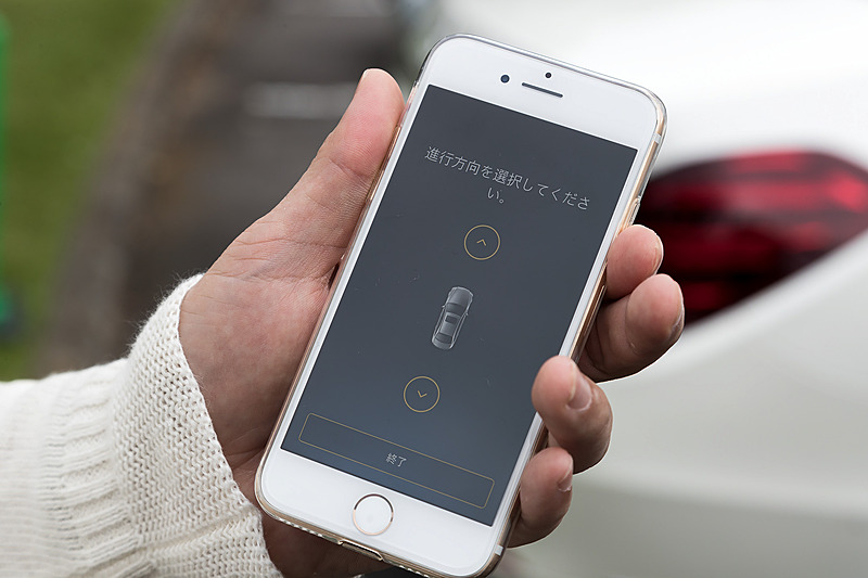 新型Sクラスではテレマティクスサービス「Mercedes me connect（メルセデスミーコネクト）」を初導入。写真はそのサービスの1つである、車両に乗り込むことなくスマホで駐車場からの入庫＆出庫を操作できる「リモートパーキングアシスト」機能の画面