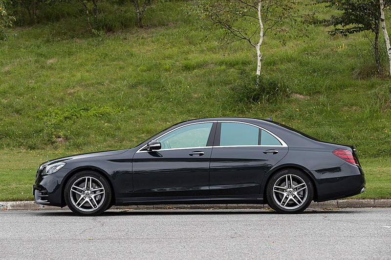 ロングボディから130mm全長＆ホイールベースが短くなる標準ボディの「S 400」。ボディサイズは5125×1900×1495mm（全長×全幅×全高）、ホイールベースは3035mm。搭載するV型6気筒DOHC 3.0リッター直噴ツインターボエンジンは最高出力270kW（367PS）/5500-6000rpm、最大トルク500Nm（51.0kgm）/1600-4000rpmを発生。JC08モード燃費は10.5km/L