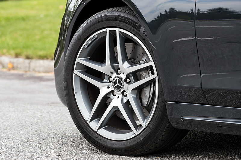 ロングボディから130mm全長＆ホイールベースが短くなる標準ボディの「S 400」。ボディサイズは5125×1900×1495mm（全長×全幅×全高）、ホイールベースは3035mm。搭載するV型6気筒DOHC 3.0リッター直噴ツインターボエンジンは最高出力270kW（367PS）/5500-6000rpm、最大トルク500Nm（51.0kgm）/1600-4000rpmを発生。JC08モード燃費は10.5km/L