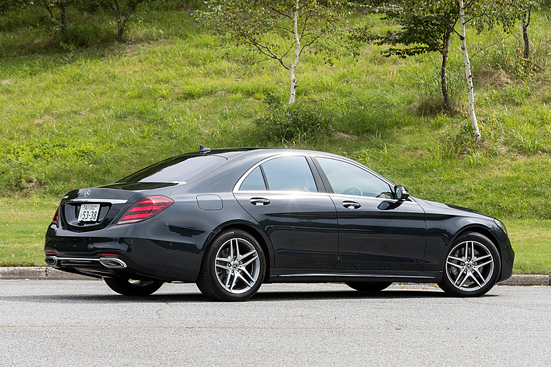 ロングボディから130mm全長＆ホイールベースが短くなる標準ボディの「S 400」。ボディサイズは5125×1900×1495mm（全長×全幅×全高）、ホイールベースは3035mm。搭載するV型6気筒DOHC 3.0リッター直噴ツインターボエンジンは最高出力270kW（367PS）/5500-6000rpm、最大トルク500Nm（51.0kgm）/1600-4000rpmを発生。JC08モード燃費は10.5km/L